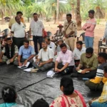 बाइक पर सवार होकर नक्सलियों के गढ़ रहे गांवों में पहुंचे कलेक्टर-सीईओ; गांवों में विकास की सौगात, ग्रामीण बोले- पहली बार आया प्रशासन