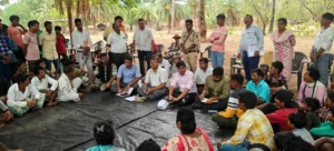 बाइक पर सवार होकर नक्सलियों के गढ़ रहे गांवों में पहुंचे कलेक्टर-सीईओ; गांवों में विकास की सौगात, ग्रामीण बोले- पहली बार आया प्रशासन