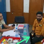 CG-थाने में ‘मेहमाननवाजी’ पड़ी भारी: कबाड़ कारोबारी को चाय पिलाने वाले दो पुलिसकर्मी लाइन अटैच, वायरल फोटो से मचा बवाल