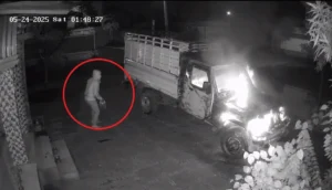 घर के बाहर खड़ी पिकअप को लगाई आग, CCTV में कैद हुई पूरी वारदात