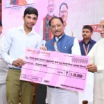 श्रमिकों के बच्चों को मिली उड़ान: 22 मेधावी विद्यार्थियों को 2-2 लाख रुपये का सम्मान…श्रमिक परिवारों के बेटा-बेटियों ने प्रदेश का नाम किया रोशन : CM विष्णुदेव साय