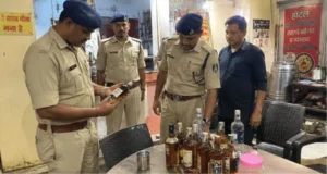 बालाजी ढाबा में पुलिस की दबिश: शराब पीते मिले 5 युवक, संचालक पर भी केस दर्ज