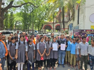 एक शिक्षक के भरोसे चल रहा स्कूल, आक्रोशित ग्रामीणों और छात्रों ने घेरा कलेक्ट्रेट, दी चक्काजाम की चेतावनी