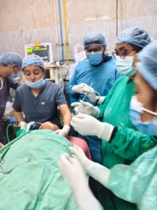 सिम्स बिलासपुर में डॉक्टरों का कमाल; 6 वर्षीय मासूम की आहार नली से सफलतापूर्वक निकाला गया सिक्का, बची जान