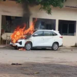 CG-महापौर की इनोवा में अचानक लगी आग; नगर निगम परिसर में मचा हड़कंप, बोनेट से उठी लपटें
