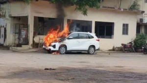 CG-महापौर की इनोवा में अचानक लगी आग; नगर निगम परिसर में मचा हड़कंप, बोनेट से उठी लपटें