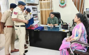 तखतपुर थाने में SSP की सरप्राइज विजिट… 3 आरक्षक लाइन अटैच; CM हेल्पलाइन शिकायतों की समीक्षा, अवैध शराब और संगठित अपराध पर सख्ती के निर्देश