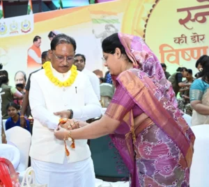 मेरी सगी बहन नहीं…आज माधुरी जी ने वह कमी पूरी कर दी: राखी बंधवाकर भावुक हुए मुख्यमंत्री विष्णु देव साय