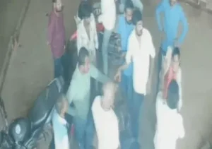 महामाया मंदिर के गेट पर बवाल! BJP महिला नेता का युवक पर ‘चप्पल अटैक’, VIDEO वायरल; दोनों पक्षों पर केस