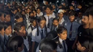 ‘मंत्री जी, पढ़ाएगा कौन? CG Gen Alpha का Protest, 400 बच्चे सड़क पर; 3 शिक्षकों से पढ़ाई! मंत्री से बात के बाद आधी रात खत्म हुआ प्रदर्शन