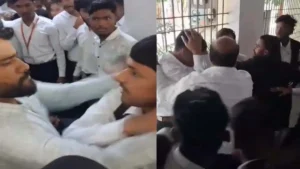 Bilaspur Breaking: डीपी विप्र लॉ कॉलेज में जूनियर छात्र से मारपीट, प्रदर्शन में शामिल होने से इनकार पर घेरकर पीटने का आरोप; वीडियो वायरल