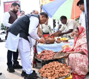 CM साय अचानक पहुंचे मीरा के दीये के पसरे पर, 1000 देकर खरीदा ‘आशीर्वाद का दीया’; बोले- छोटे प्रयासों से बनता है बड़ा बदलाव