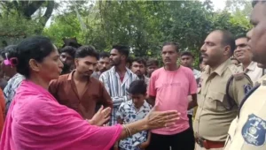 CG-पुलिस हिरासत में युवक की मौत से हड़कंप, परिजनों ने घेरा थाना; आरक्षक निलंबित, पत्नी को नौकरी और बच्चों की पढ़ाई की मांग