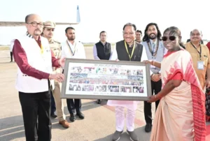 छत्तीसगढ़ दौरा पूरा कर रवाना हुईं राष्ट्रपति द्रौपदी मुर्मु, CM विष्णु देव साय और राज्यपाल रमेन डेका ने दी विदाई