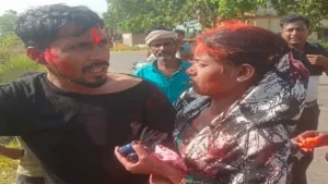 …और प्रेमी जोड़े की बीच रास्ते में करा दी शादी: डैम घूमने पहुंचे प्रेमी जोड़े को परिजनों ने पकड़ा, बाइक पर ही भरवा दिया सिंदूर! वीडियो वायरल